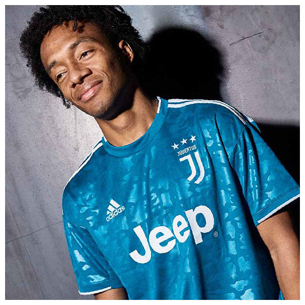 Juan Cuadrado wears the 2019/20 Juventus third shirt
